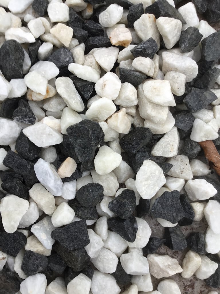 image for Bulk bags of 20 mm skylar ( black ice) garden and driveway chips/ gravel/ stones 