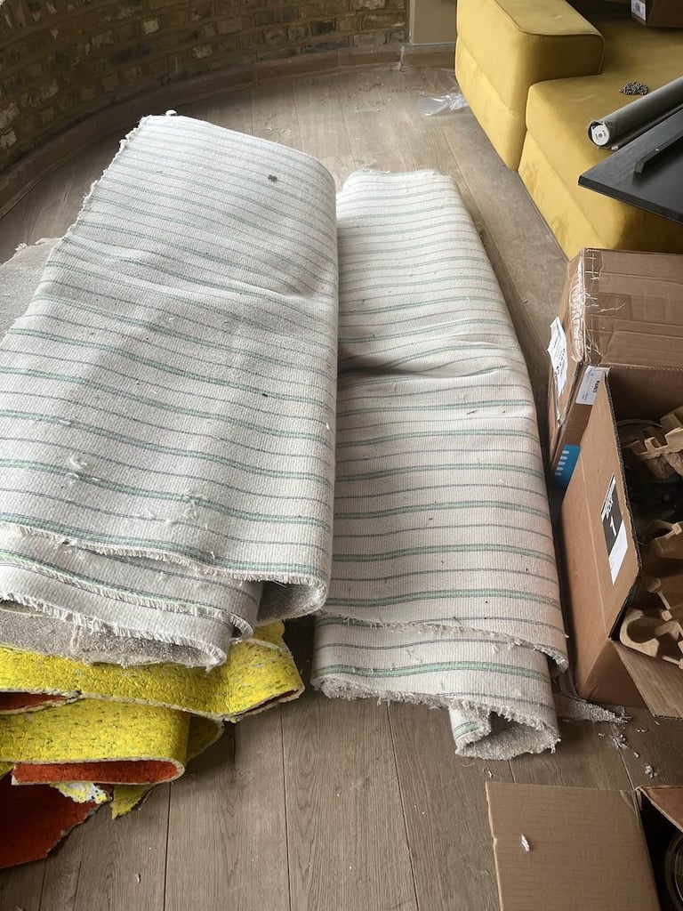 Grey thick carpet - 1 to 2 years old - approx 20m2