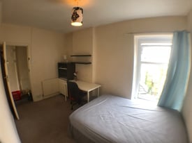 One room available in 3 bedroom house Treforest 