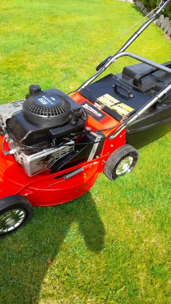 Rover self drive petrol lawnmowrr 20 inch cut Briggs&Stratton Quantm XM55 engine. Large box.
