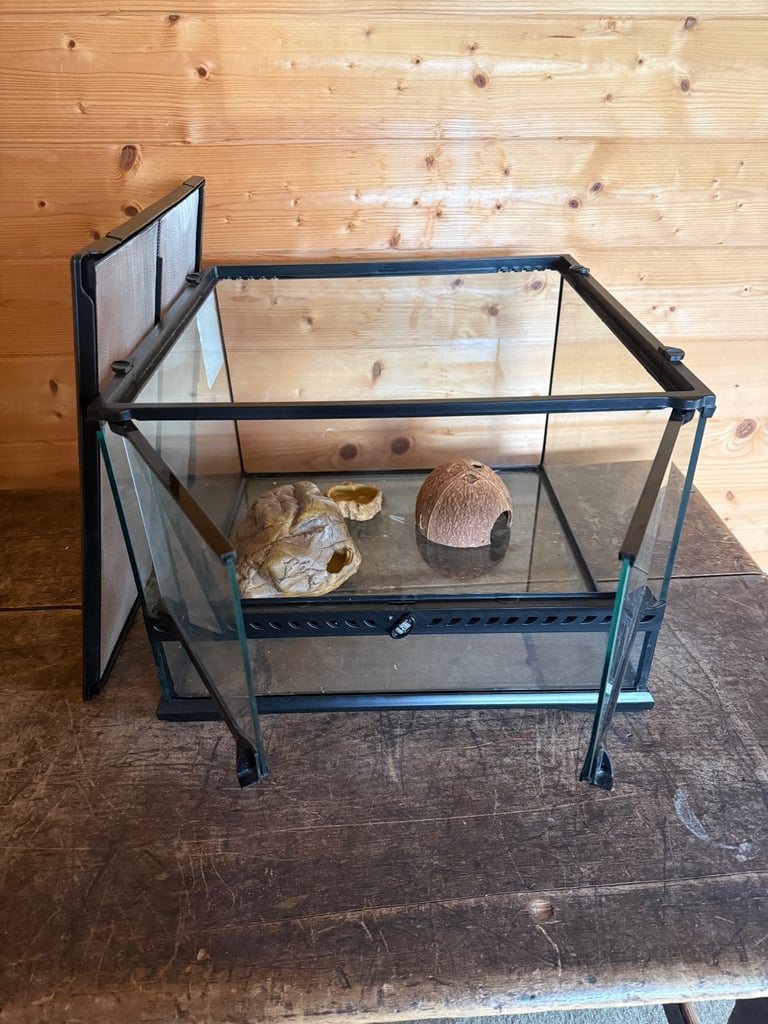 Exo Terra Tank/terrarium. Gecko/exotic pet tank. Plus extras. 