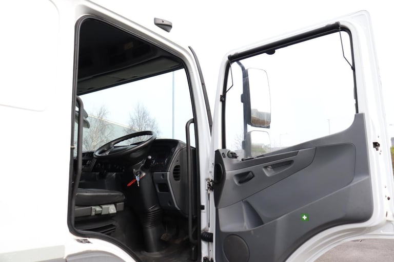 MERCEDES AXOR 1824 4X2 SLEEPER 26FT BOXVAN (2013)