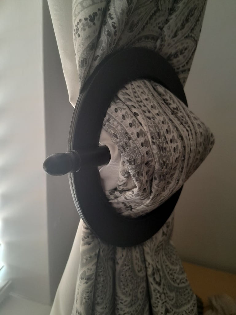 Curtain ring tieback