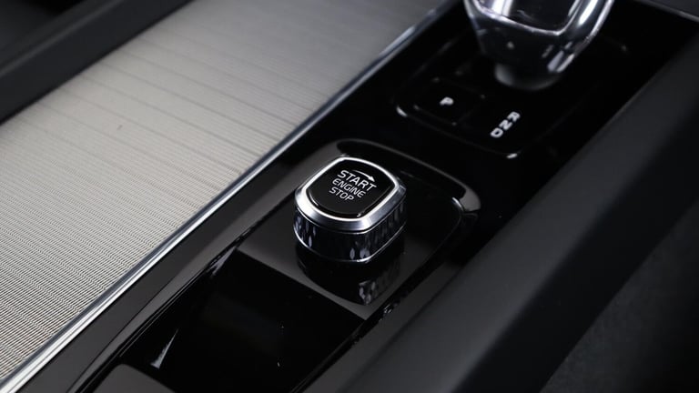 Volvo XC60 B5 (P) AWD Plus Black Edition (Harman Kardon Sound, 360 Camera, BLIS) Petrol/Electric...