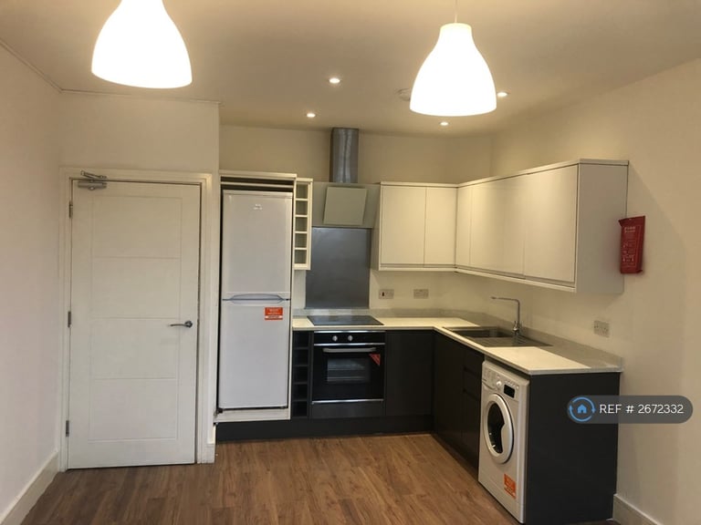 2 bedroom flat in Eleanor House, Waltham Cross, EN8 (2 bed) (#2672332)