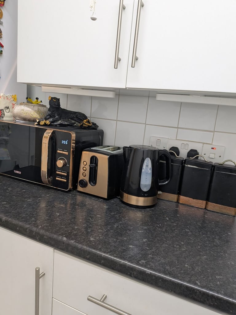 Used kitchen 10 price set in very good condition 