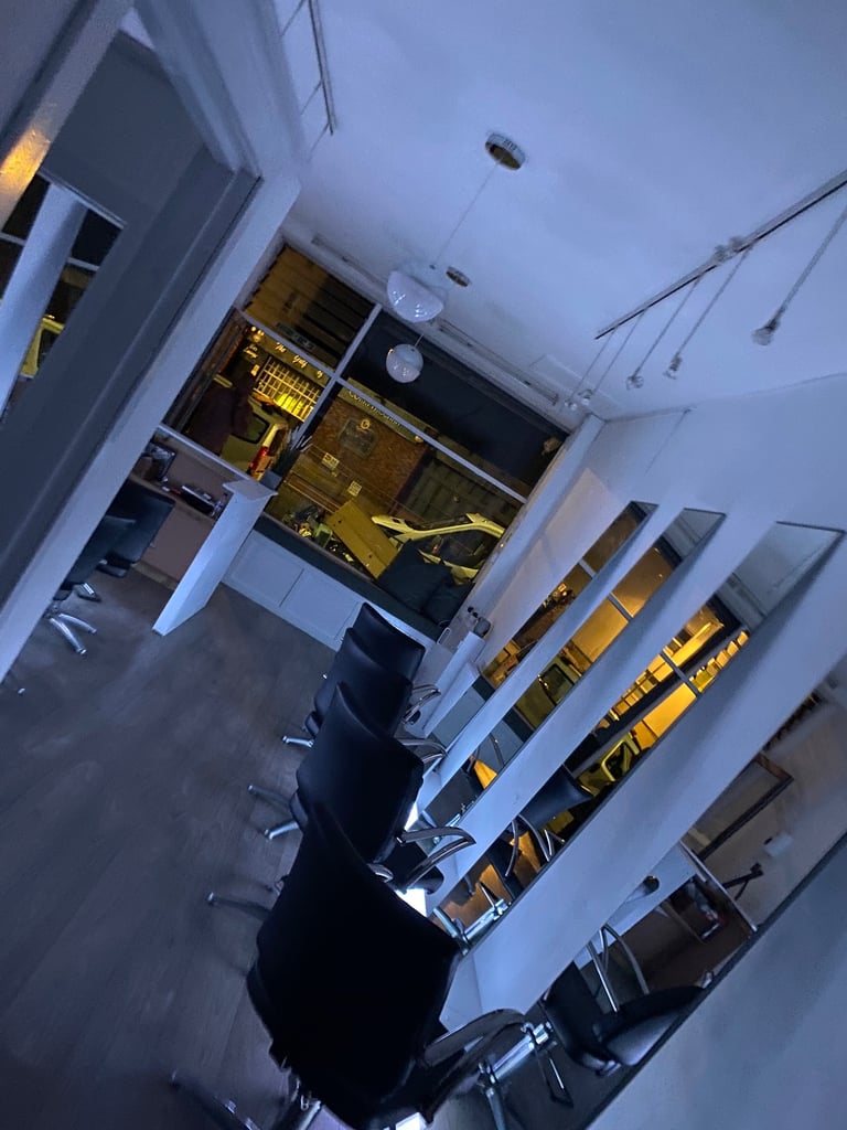 Hair Salon (Easily changed to Nail salon) Rent Free Period