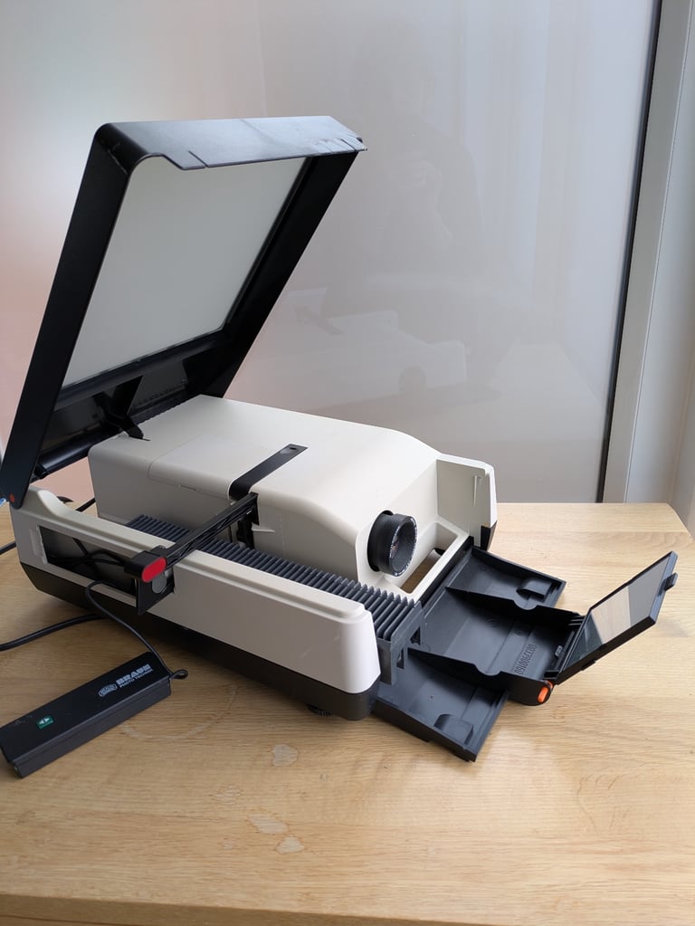 Novamat M330 Autofocus Slide Projector, with Instructions