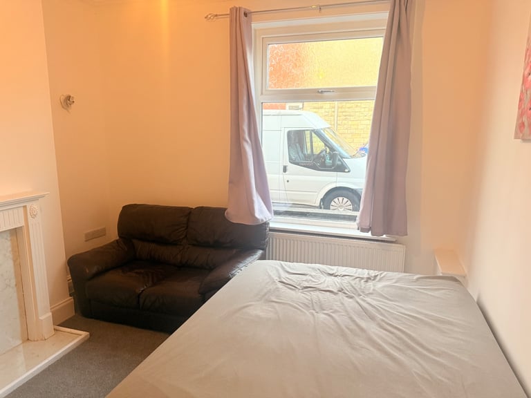 🏡 Large Double Bedroom for Rent
