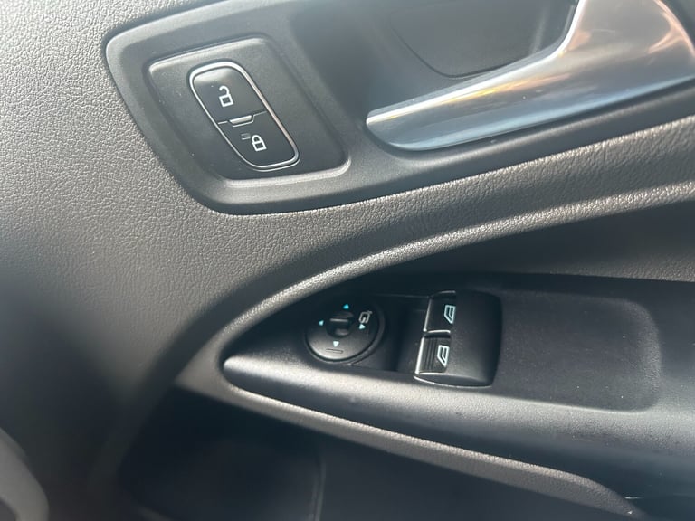 2018 68 Ford Transit Connect Limited 1.5 EcoBlue 120ps L1 SWB Blue 99,500 miles
