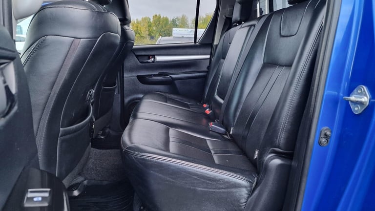 2017 Toyota Hilux 2.4 D-4D Invincible Auto 4WD Euro 6 4dr (TSS, 3.5t) PICK UP Diesel Automatic