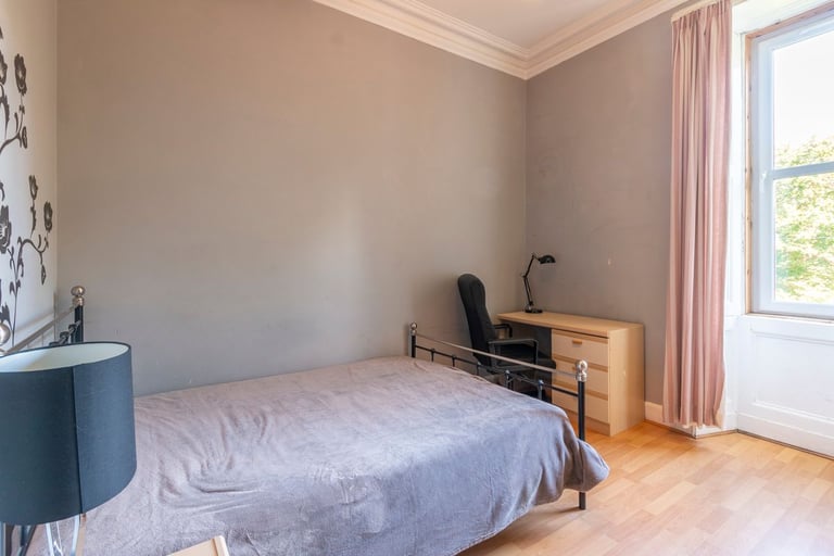 Fantastic, 2 bedroom, 2nd floor flat near the Meadows – available November