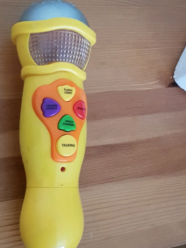 MICROPHONE WITH VOICE CHANGING EFFECTS & FLASHLIGHT KIDS TOY. Needs fixing
