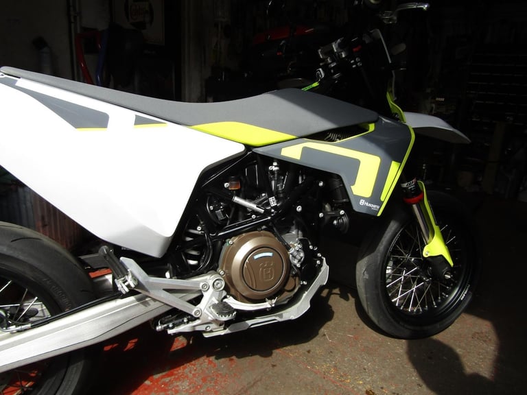 HUSQUVARNA SUPER MOTO 701 *ONLY 1400 MILES* S C EXHAUST * LOVELY * REDUCED* 