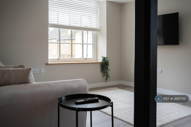 1 bedroom flat in Bull Ring, Deddington, Banbury, OX15 (1 bed) (#2681702)