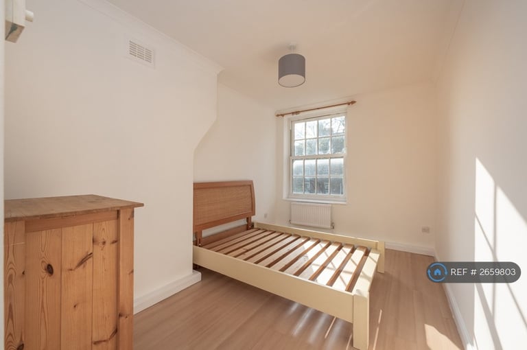 1 bedroom flat in Seldon House, London, SW8 (1 bed) (#2659803)