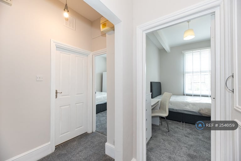 2 bedroom flat in West Cromwell Road, London, SW5 (2 bed) (#2546159)