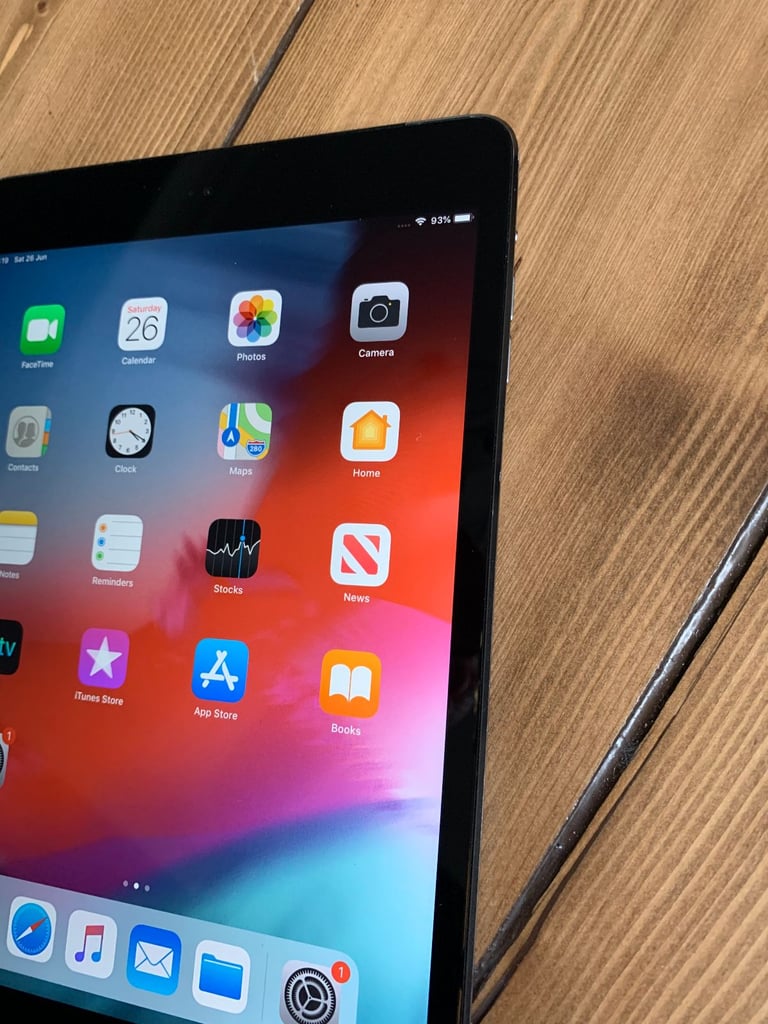 APPLE IPAD MINI 2 32GB WIFI CELLULAR IOS12 - FREE charger - great condition can deliver