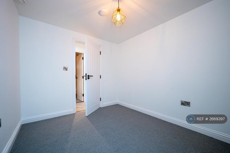 3 bedroom flat in Saltash Road, Swindon, SN2 (3 bed) (#2669397)