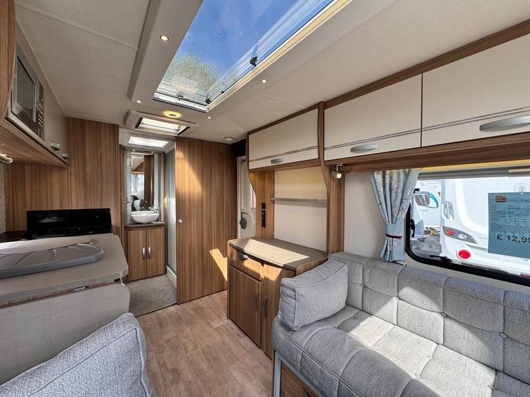 LUNAR QUASAR 462 2019 MODEL 2 BERTH REAR WASHROOM TOURING CARAVAN