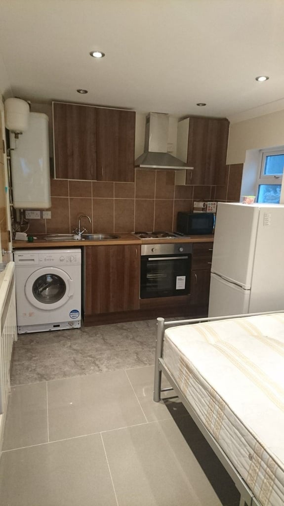 BEAUTIFUL GARDEN STUDIO  FLAT FOR SINGLE PROFESSIONAL IN HOUNSLOW CENTRAL