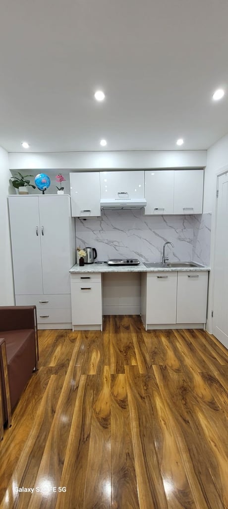 Brand New Luxury Large bedsit studio room