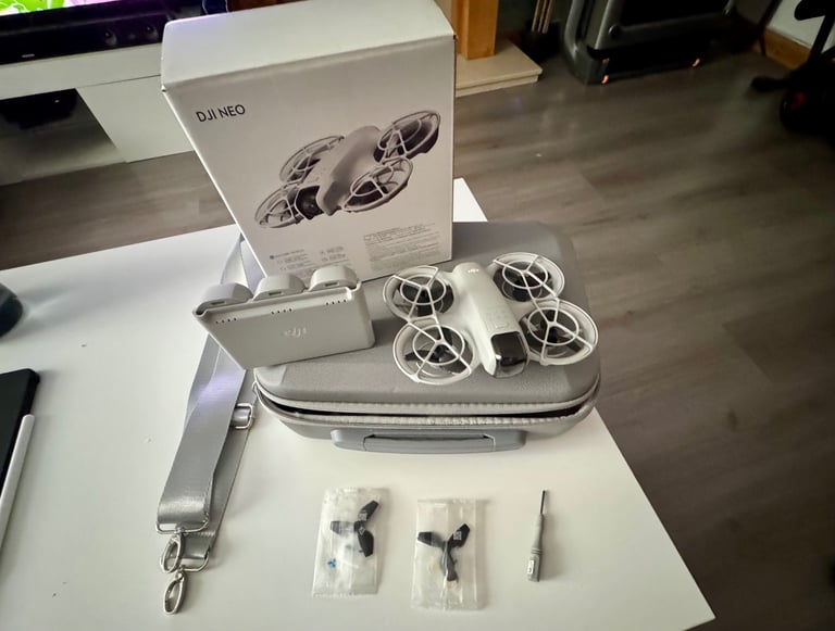 DJI NEO DRONE | 3x Batteries | Props | Carry case 