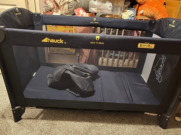 Huack winnie the pooh travel cot