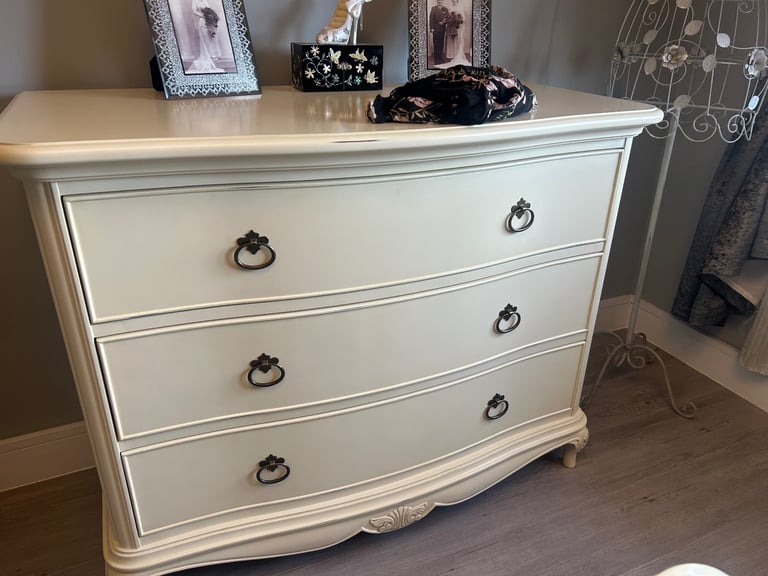 Shabby sheek bedroom set including king size bed draws dressing table & more 