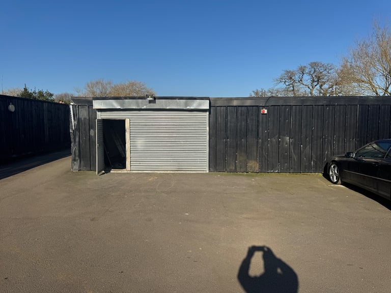 warehouse workshop to rent in Maidenhead Bracknell Windsor Berkshire 800 sqft £1200 pcm 