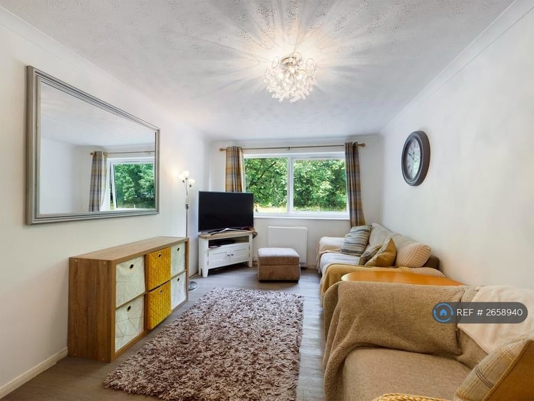 2 bedroom flat in Windsor Drive, High Wycombe, HP13 (2 bed) (#2658940)