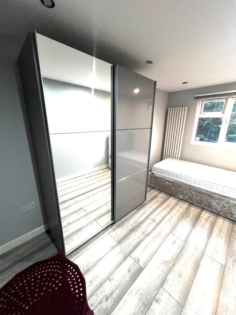 DOUBLE ROOM TO LET AT LEYTON  E10 6AU AREA FOR FEMALES ONLY. 