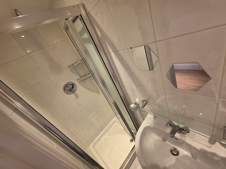 DOUBLE ROOM+ PRIVATE EN-SUITE SHOWER ROOM AVAILABLE - 7 Minutes walk to the BARNET HOSPITAL 