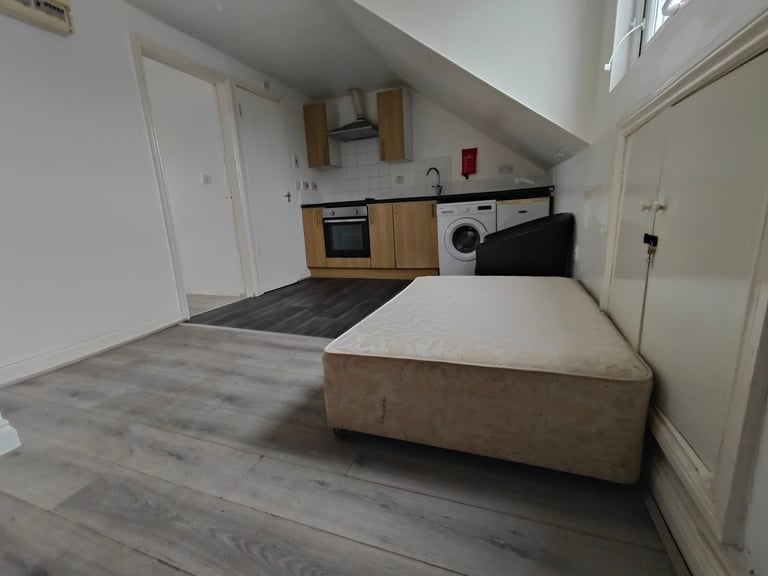 REDUCED RENT - 1 Bedroom Flat available on Fosse Road South, near city centre