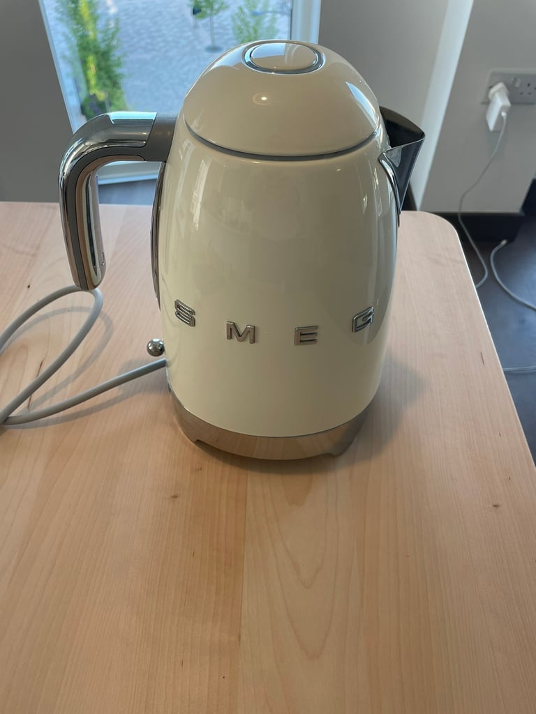SMEG Variable temperature kettle in Cream (8 months used)