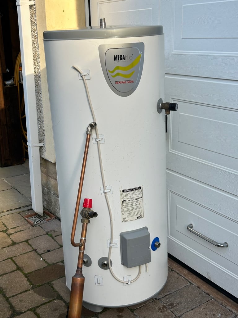 Hot water cylinder