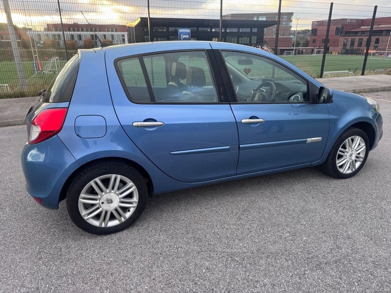 2011 Renault Clio 1.6 VVT Initiale TomTom Auto Euro 5 5dr HATCHBACK Petrol Automatic