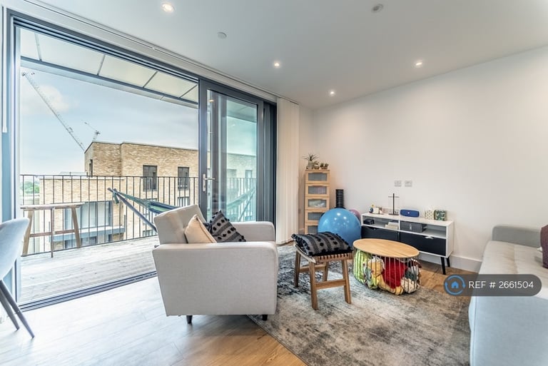 2 bedroom flat in Kempton House, Staines-Upon-Thames, TW18 (2 bed) (#2661504)