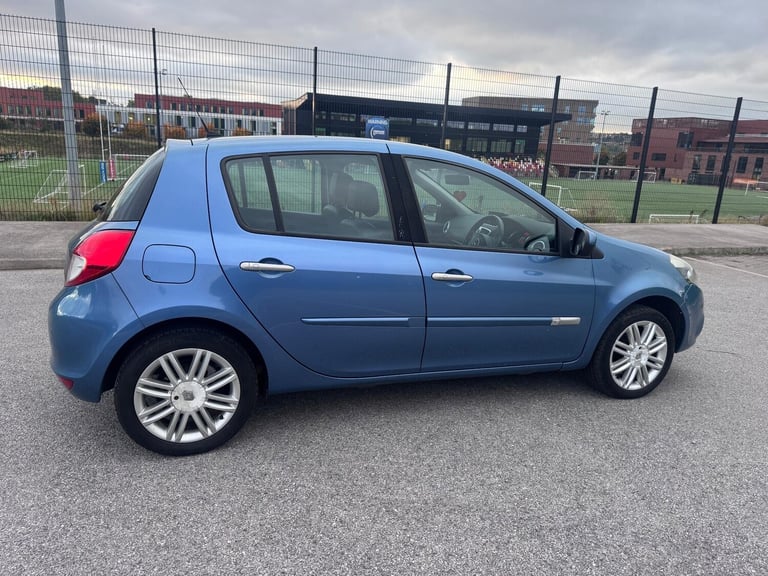 2011 Renault Clio 1.6 VVT Initiale TomTom Auto Euro 5 5dr HATCHBACK Petrol Automatic