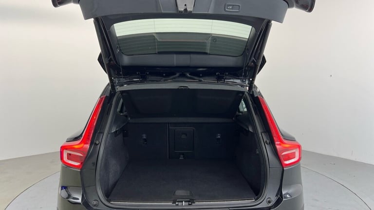 2021 Volvo XC40 Inscription, B4 mild hybrid (Rear Camera,  Black Leather Interior) Estate Petrol ...