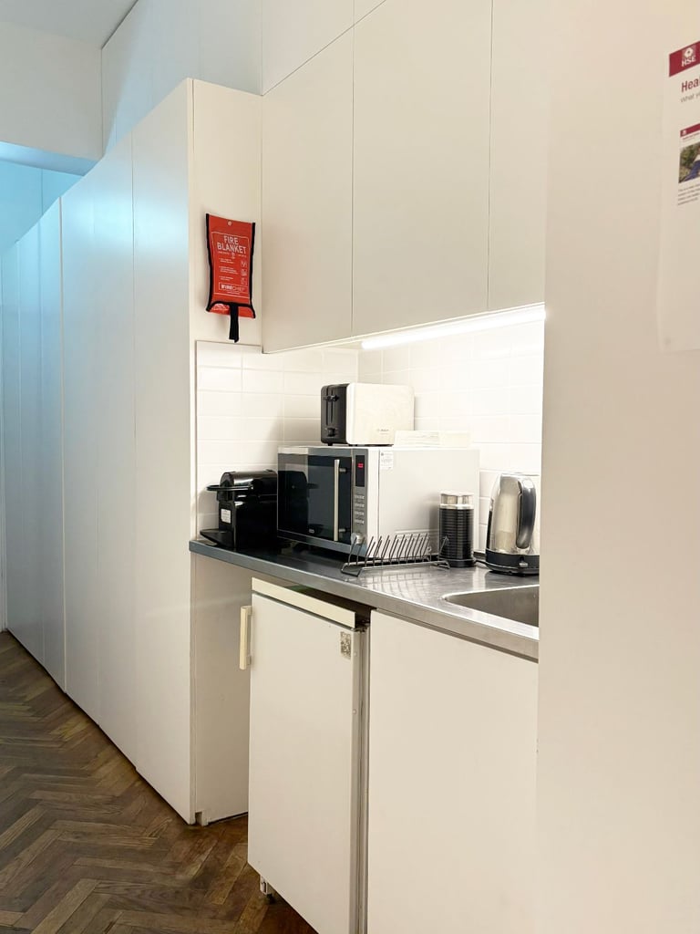 DESK SPACES TO LET. BRIGHT CO-WORKING STUDIO, CAMDEN TOWN