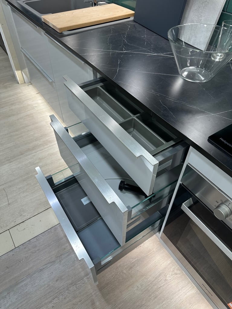 Ex-Display Symphony Gloss Platinum Kitchen – Complete with Appliances, Worktops & Lighting