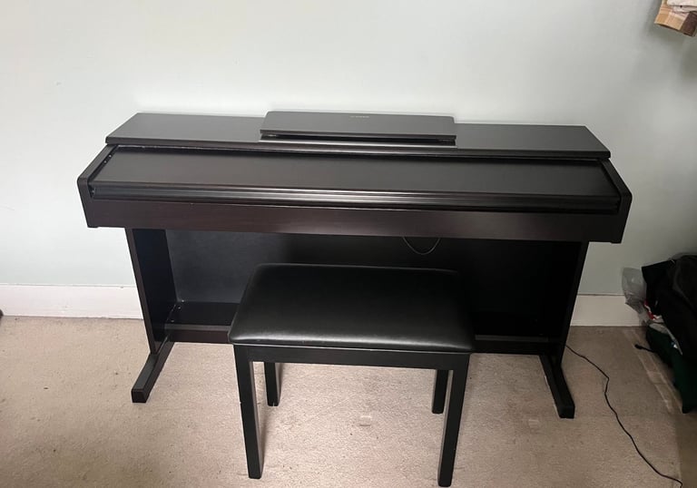Beautiful Yamaha Arius YDP/144 Digital Piano 