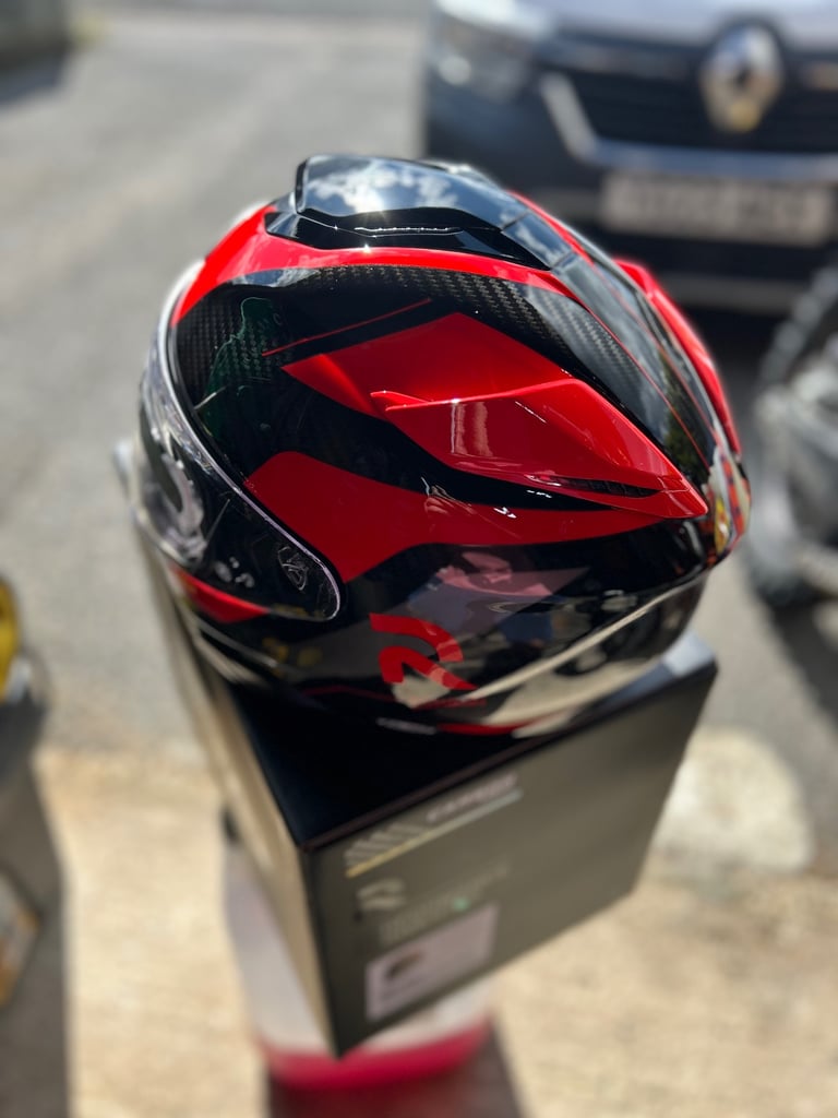HJC F71 CARBON medium in size 