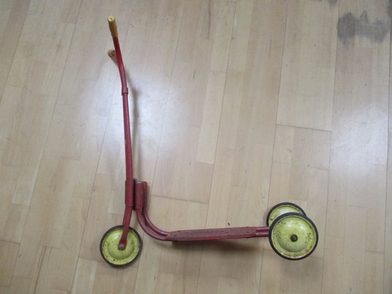 image for VINTAGE 1950's TRIANG CHILDRENS SCOOTER - COLLECTION ONLY