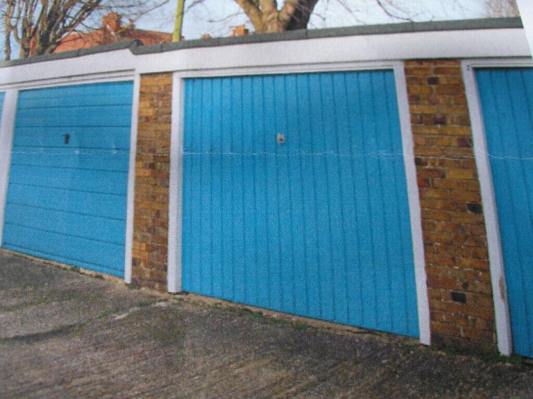 Garage with electricity to let in Hove