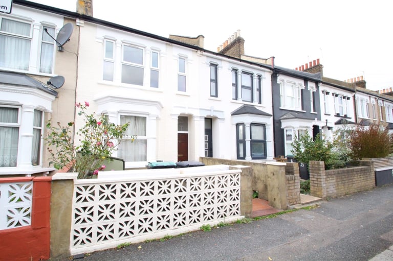 HMO Suitable For 5 Sharers, Hane Estate Agents offer a 5 double bedroom house.
