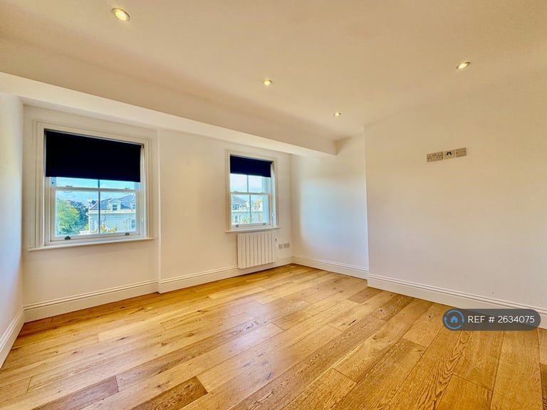 3 bedroom flat in Castle Hill Avenue, Folkestone, CT20 (3 bed) (#2634075)