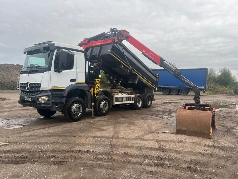 22 Mercedes-Benz Arocs 3240 8X4 TIPPER GRAB , WARRANTED 170,691 KM 