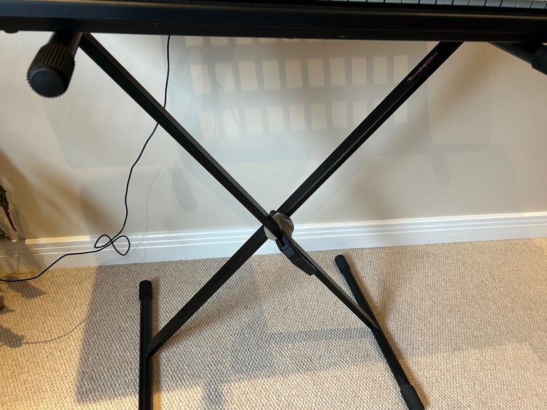 Yamaha PSR-170 keyboard and stand